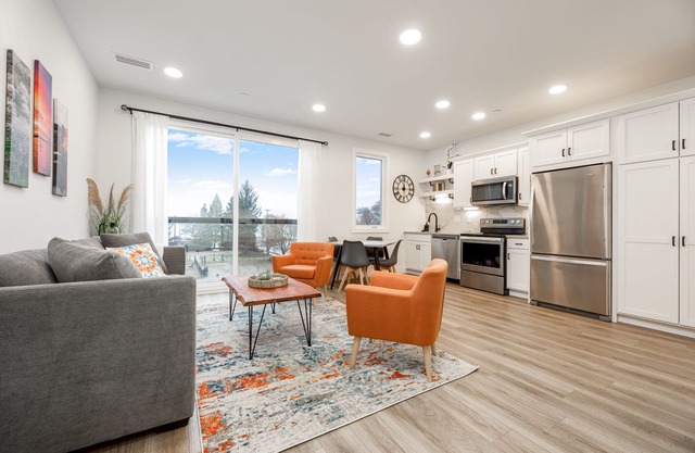 Modern condo with picturesque views- a block from the beach