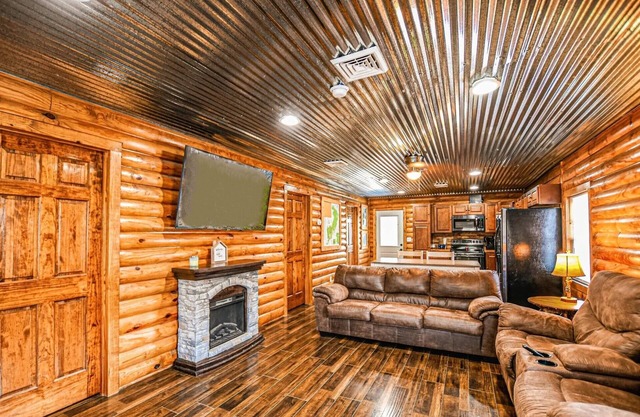 Modern constructed cabin close to Windrock trails!