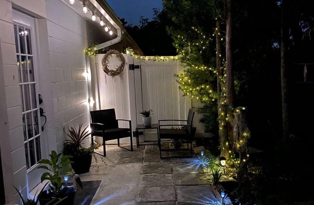 Modern corporate apartment in welcoming Orlando with WiFi, AC, Outside patio