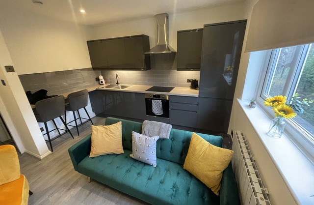 Modern Cosy Flat Near City Centre. Double Bed & Parking. Quiet Residential Mews