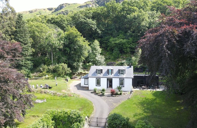 Modern Cottage, big garden, AGA, Loch/Mountain Views. Cinema Room & Log Burner