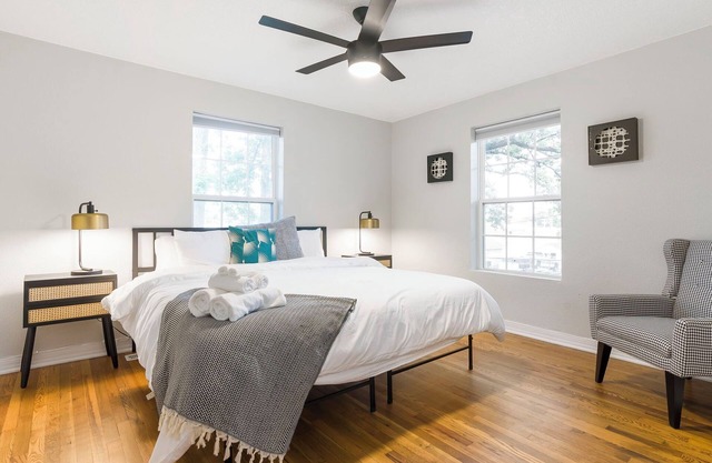 Modern Cottage by Hospital, King Bed/Glass Shower