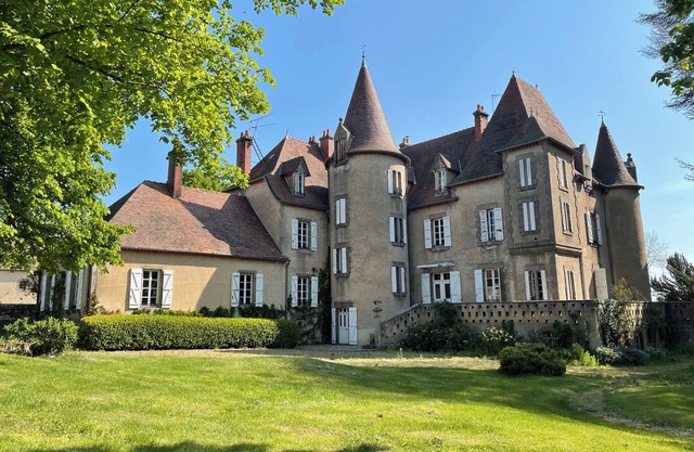 Modern Cottage on grounds of Chateau de Bruges with Shared pool and grounds.