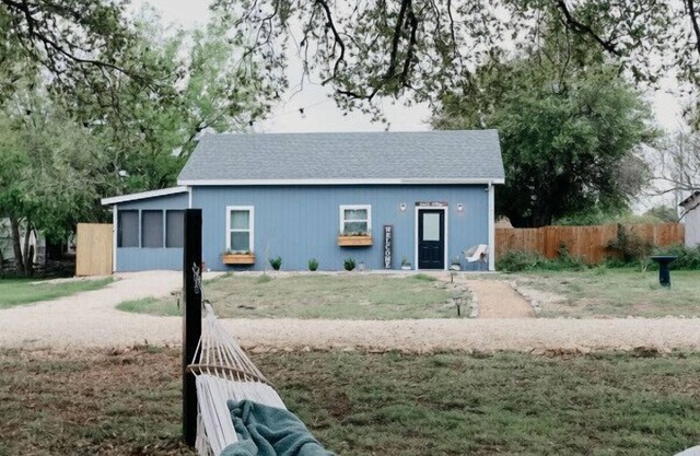 Modern Country Cottage w/Brand New Screened-In Porch and Hot Tub