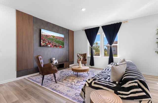 Modern Country Escape - 5 Min to NIU