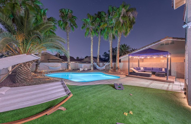 Modern & Cozy | 13min to Strip, ♛Royal Beds, Pool