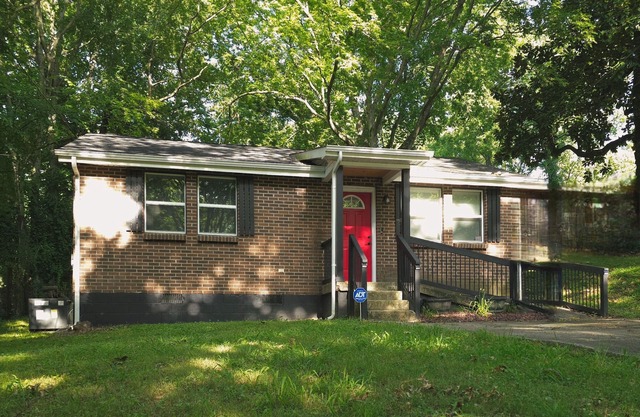 Modern Cozy 2-bedroom, 1 bath, House In Downtown Clarksville.