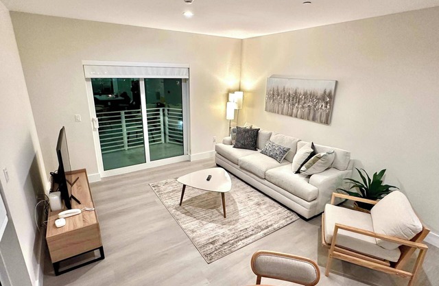 Modern, Cozy 2 bedroom, FREE Parking & High Speed Wifi