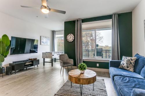 Modern Cozy Condo facing Riverwalk w King Suite