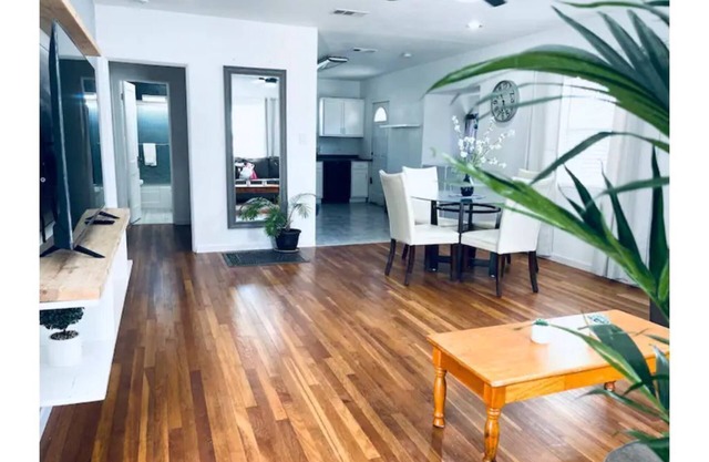 Modern & Cozy Getaway