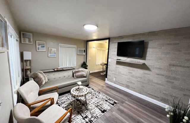 Modern Cozy Home In Miami, Fl with game room!