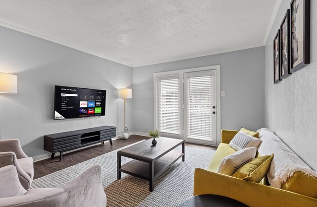 Modern & Cozy | King Bed | Near Airport + Downtown