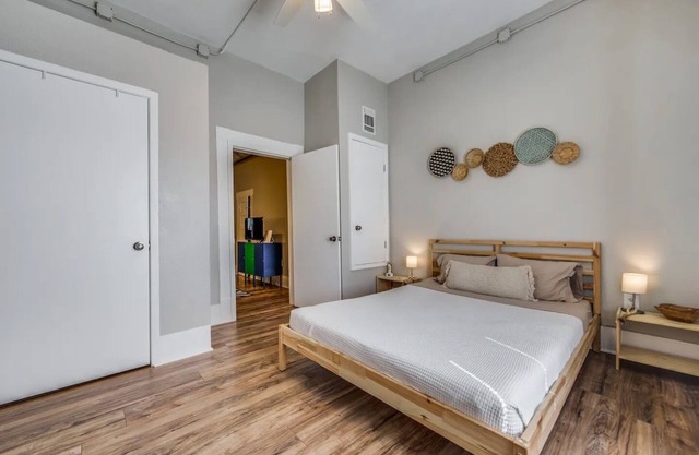 Modern, Cozy & Spacious Downtown Apartment!