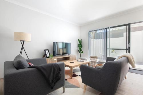 Modern Cozy Spacious 3 Bdrm 2bath,freo,parking,ac