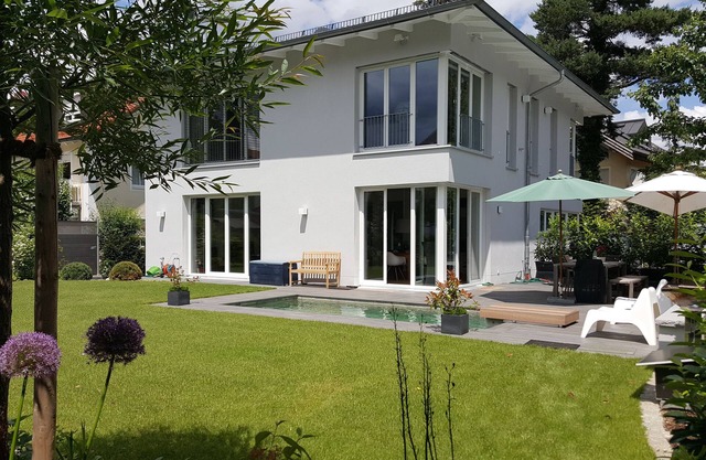 Modern, cozy villa with pool and garden