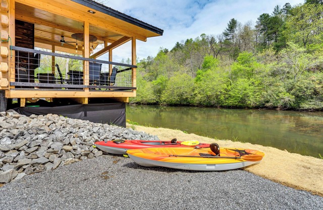 Modern Creek-Front Cabin w/Deck & Views in Murphy