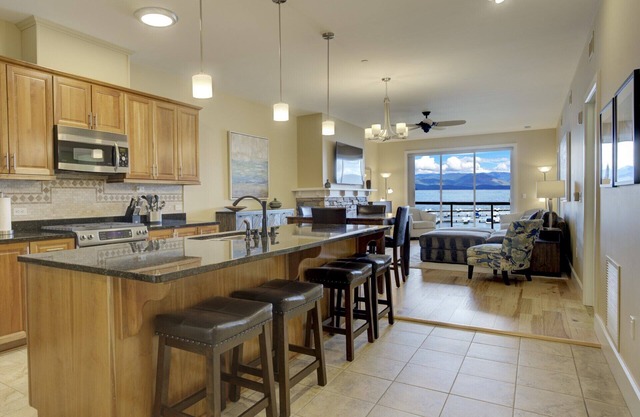 Modern Décor & Mountain Views-Seasons at Sandpoint