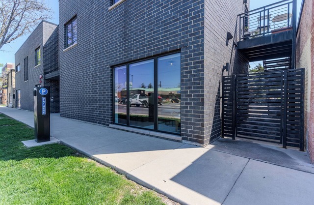 Modern Deluxe Studio Suite in Oak Park!