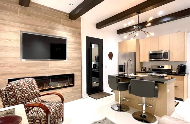 Modern desert casita surrounded by Mountain View’s. Trails galore!