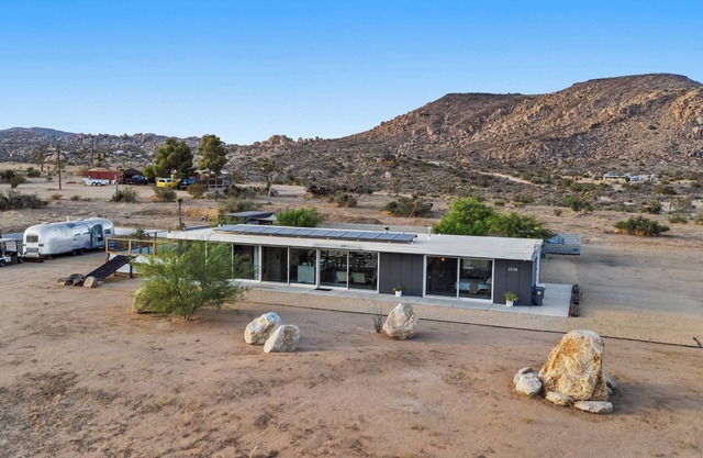 Modern desert getaway with epic views in enchanting Pioneertown