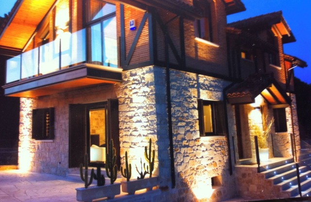 Modern design country house with fantastic qualities, jacuzzi, air conditioning, etc etc