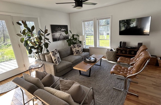 Modern Designer Beach House 1 mile to the beach! Pet-friendly & bright