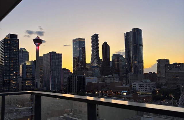MODERN DOWNTOWN APARTMENT - Only a 5 minute walk to the Stampede grounds.