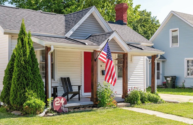 Modern Downtown Bungalow w/Fenced in Yard