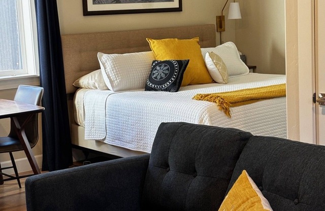 Modern Downtown CDA “Base Camp” Studio - perfect for your CDA Adventure Retreat