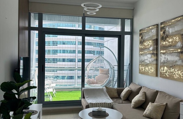 Modern Dubai Marina Apartment near Metron