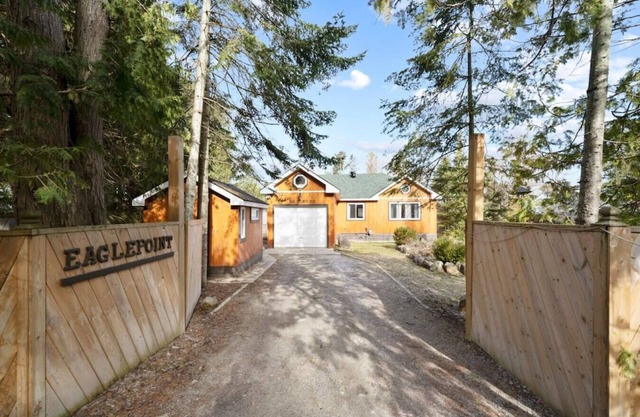 Modern Eagle Point Cottage with Sauna Bbq Hot Tub on Tay Trail