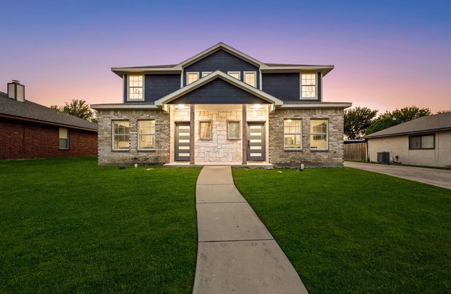 Modern Elegance: 4BR Arlington Gem. Minutes to the Cowboys, Rangers, & 6 Flags!