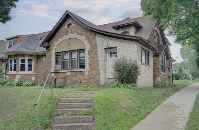 Modern Elegance: 5 Min to Downtown + Pet Friendly