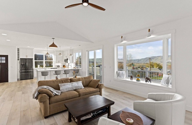 Modern Elegance, Open Concept, Peaceful, Luxurious.Traveler's Sanctuary!