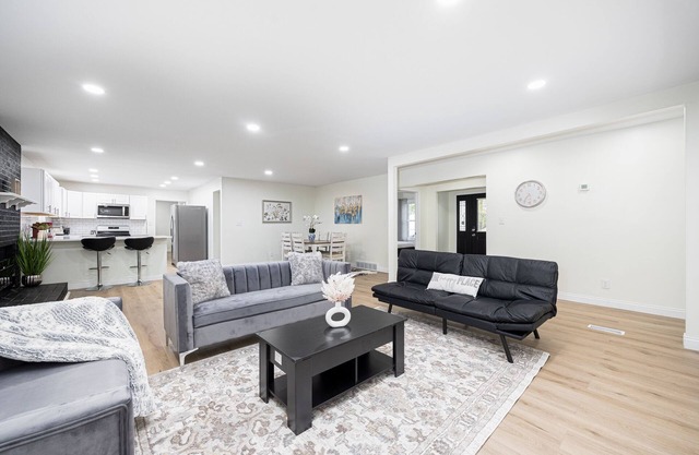 Modern Elegance Spacious 4BR with Hot Tub and screened porch & Pool Table