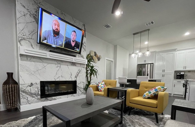 Modern Elegant Duplex : 4 bedrooms and 4 bathrooms