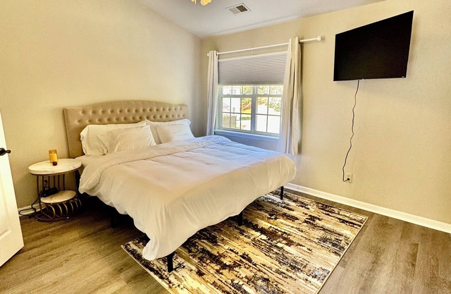 Modern Entire 2-Bedroom House for 6 Guests at University City