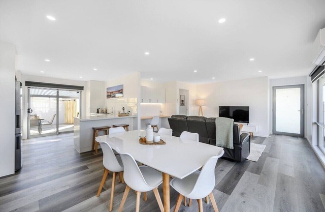 Modern Escape, 2 Bed/Bath 12km to CBD/Airport.