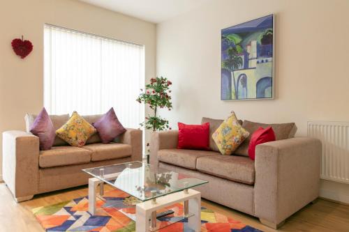 Modern & Exquisite Trumpington Townhouse with Parking & 5 mins to Papworth hospital