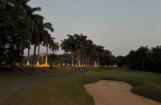 Modern Family - sized 2 bedroom 2 bath condo just 10 min walk to the beach