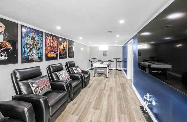 MODERN FAMILY & PET FRIENDLY 3BR/2BA ENTERTAINMENT HOME