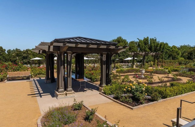 Modern Family Unit! Pool, On-site Restaurant, Near Attractions