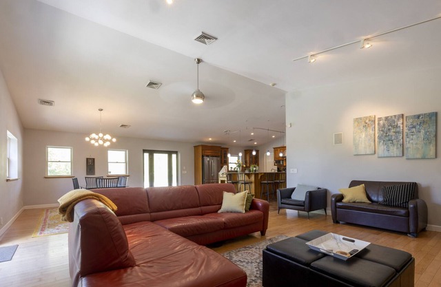 Modern Farm Home☀️2 hrs from NYC🌲Peaceful Oasis⚡️WIFI✔️Work remotely✨Clean