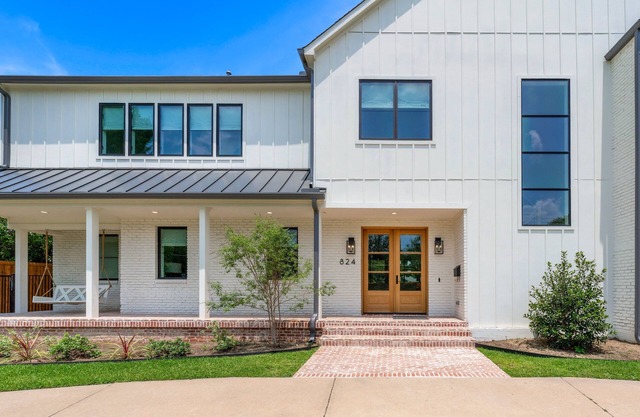 Modern Farmhouse Luxury Home on .5 Acres 12 minutes from Downtown Dallas!