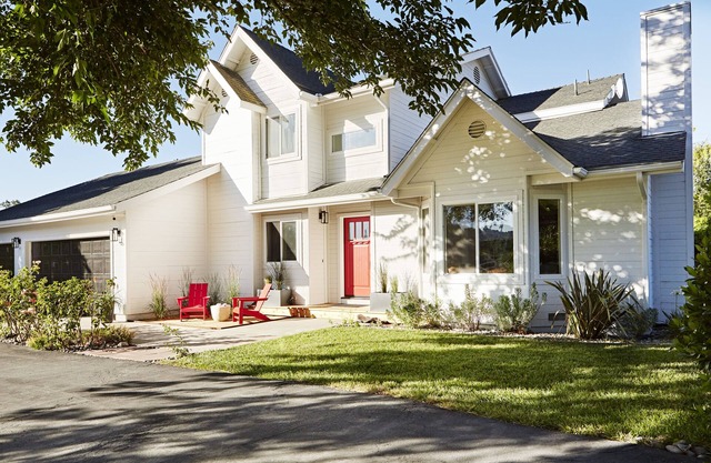 Modern Farmhouse- Prime location yet very private! 12 wineries w/in 1 mile