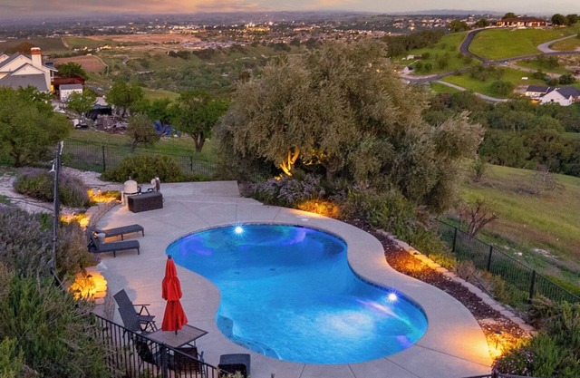 Modern Farmhouse w/pool, hot tub & spectacular views