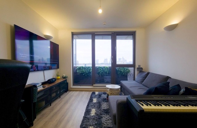 Modern Flat w/Skyline Views|PTK