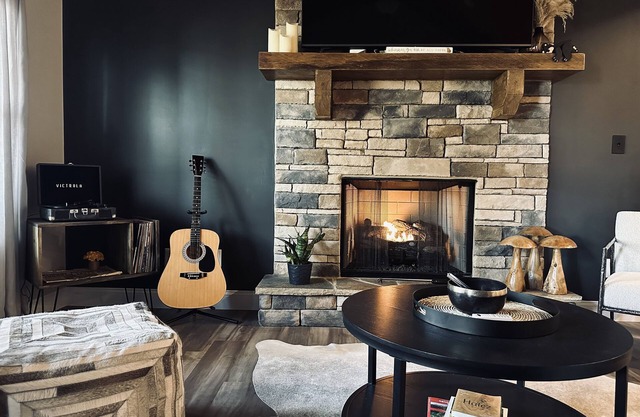 Modern, Forest Cottage w/Hot tub minutes to Dtown