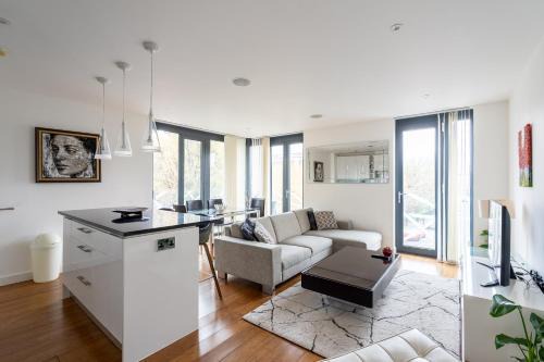 Modern, fully furnished apartment with ensuite, private balcony and elevator in Notting Hill