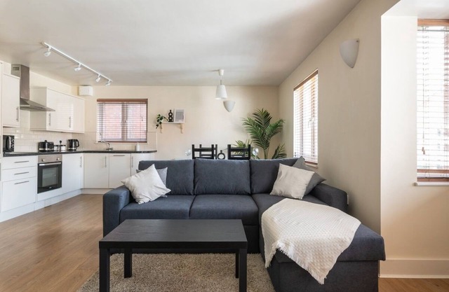Modern Fully Furnished Apartment/2 Parking Spaces